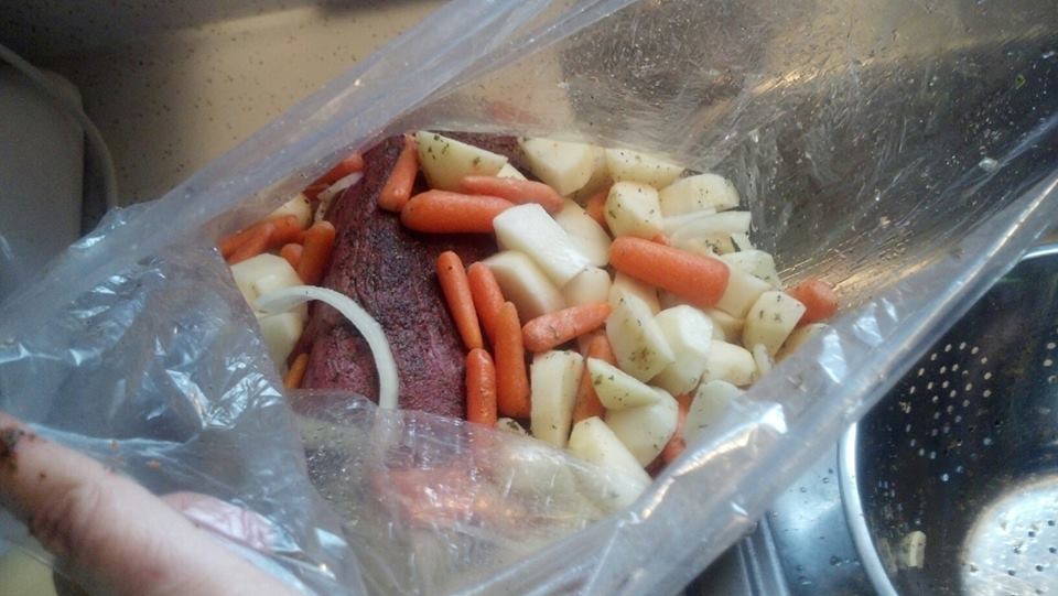 Oven-Cooking-Bag-With-Meat-and-Potatoes1